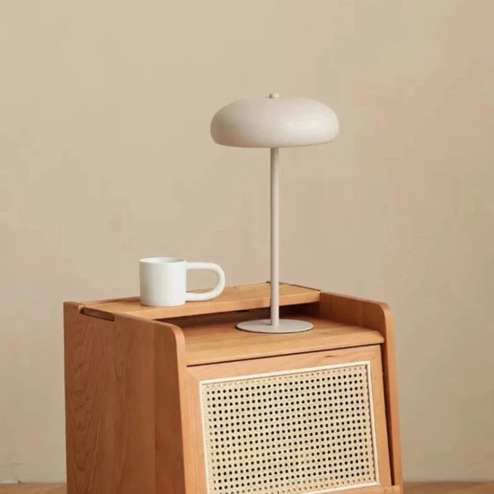 Sleek Retro Table Lamp - Image 3